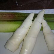 剝開外殼後的白色茭白筍筍肉